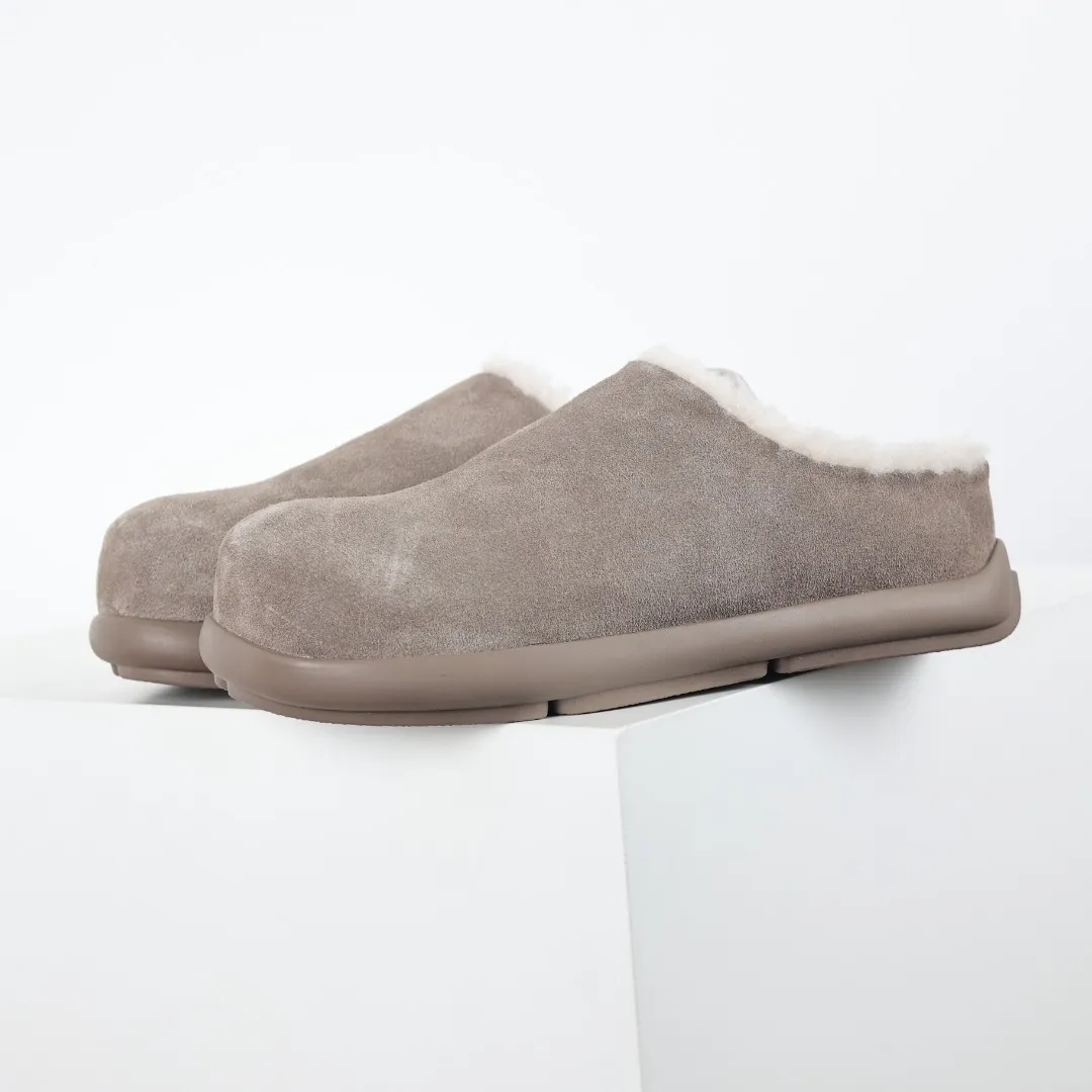Pick up locally💰560 Core recommendation Good price Independently developed original outsole and cashmere insole to keep you warm in winter and suitable for home use. In the new year, uug launched a style series, which is partially geared towards the preferences of young consumers and has also moved to the forefront of fashion trends. Shoe body material Water-repellent coated suede upper 17 mm UGGPURE™ implanted wool insole Lightweight non-slip comfortable rubber outsole With brand LOGO trademark Comes with a full set of packaging Size: 35 36 37 38 39 40 41 42 43 44